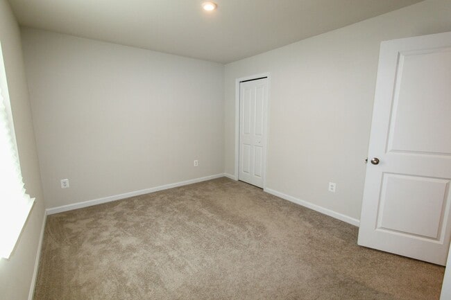Building Photo - 4 Bed, 2.5 Single Family Home in Bunker Hi...