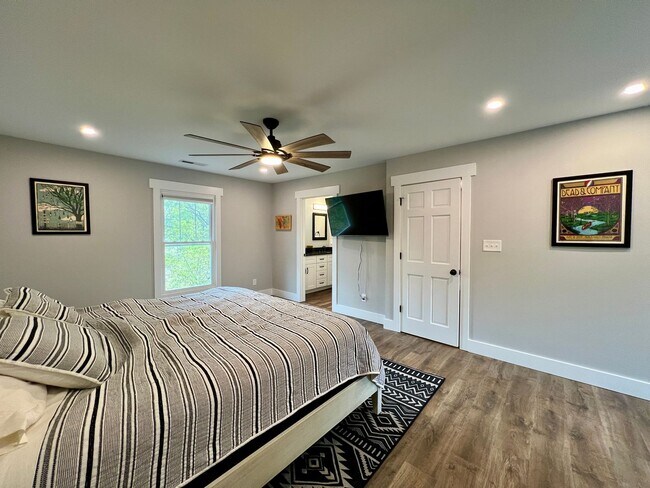 Building Photo - Beautifully Updated Home!  Fenced Yard!