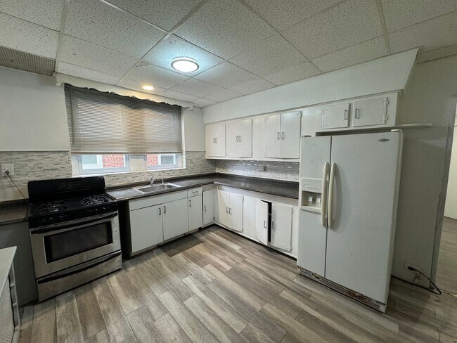 Building Photo - 623 N 64th St