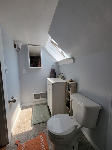 Shared bathroom - 90 North St