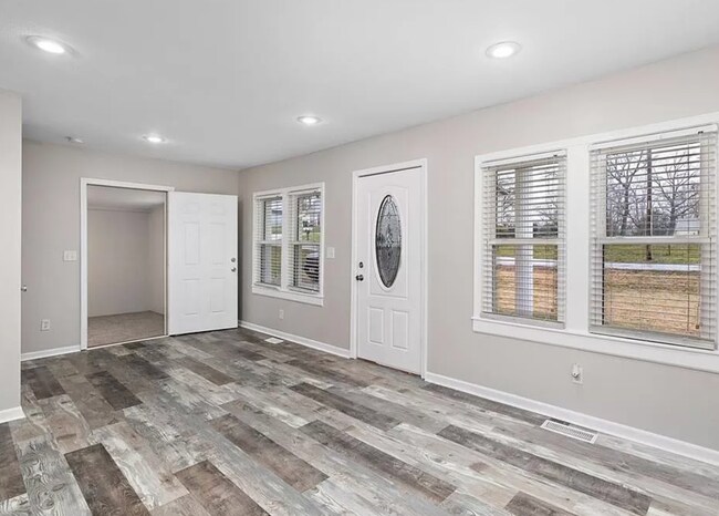 Building Photo - 3 Bedroom With Office And Fenced Yard