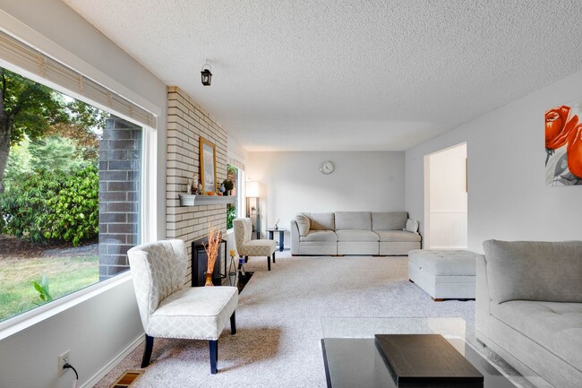 Building Photo - Beautiful 5 bed 3 bath Kirkland single fam...