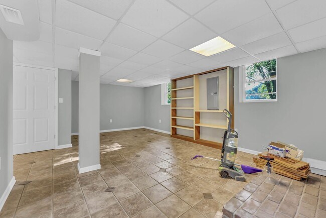 Building Photo - 613 Channell Dr