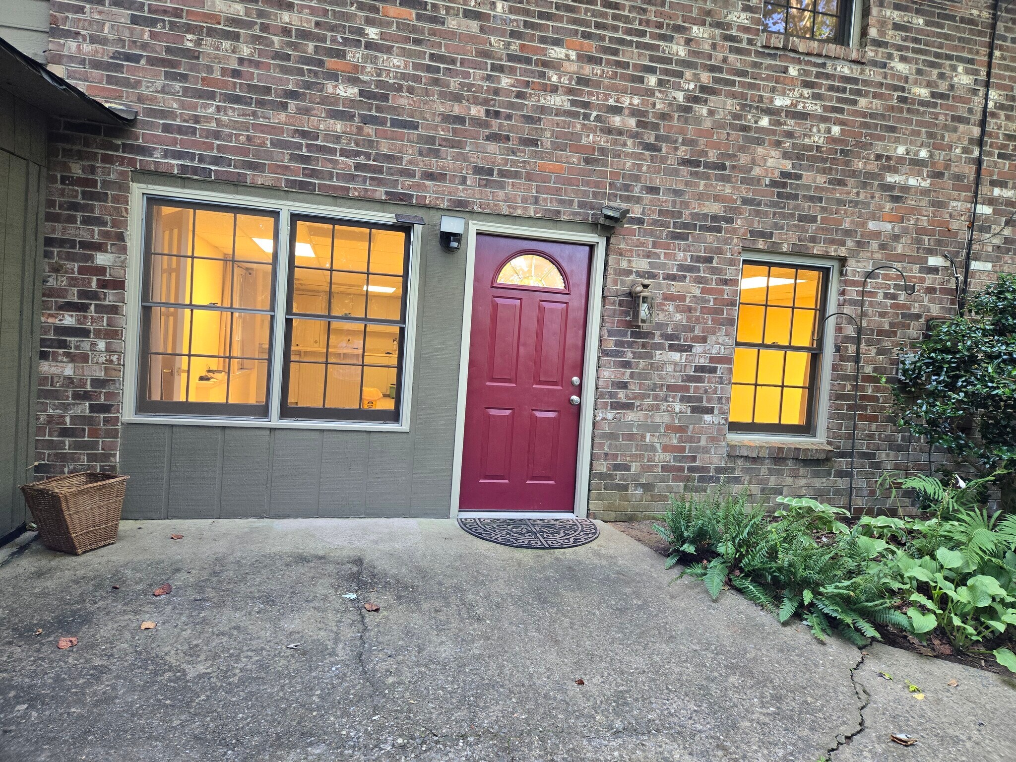 Private centrance w/ parking at door - 106 Hickory St