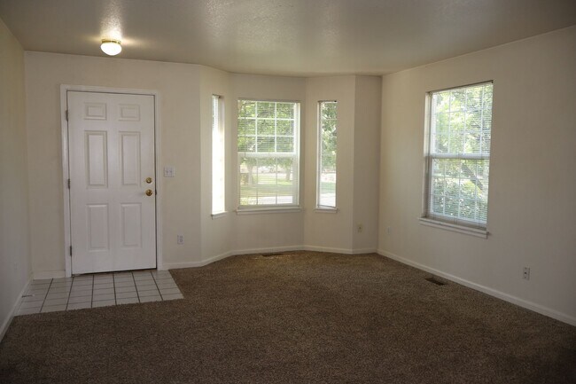 Building Photo - Cozy & Spacious 3-Bedroom Townhome In Fort Collins