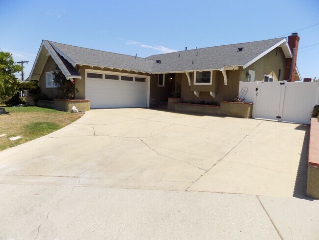 Building Photo - Ranch Style 1 Level, 3Bed/2Bath, Miraleste Pines, Custom Touches Everywhere