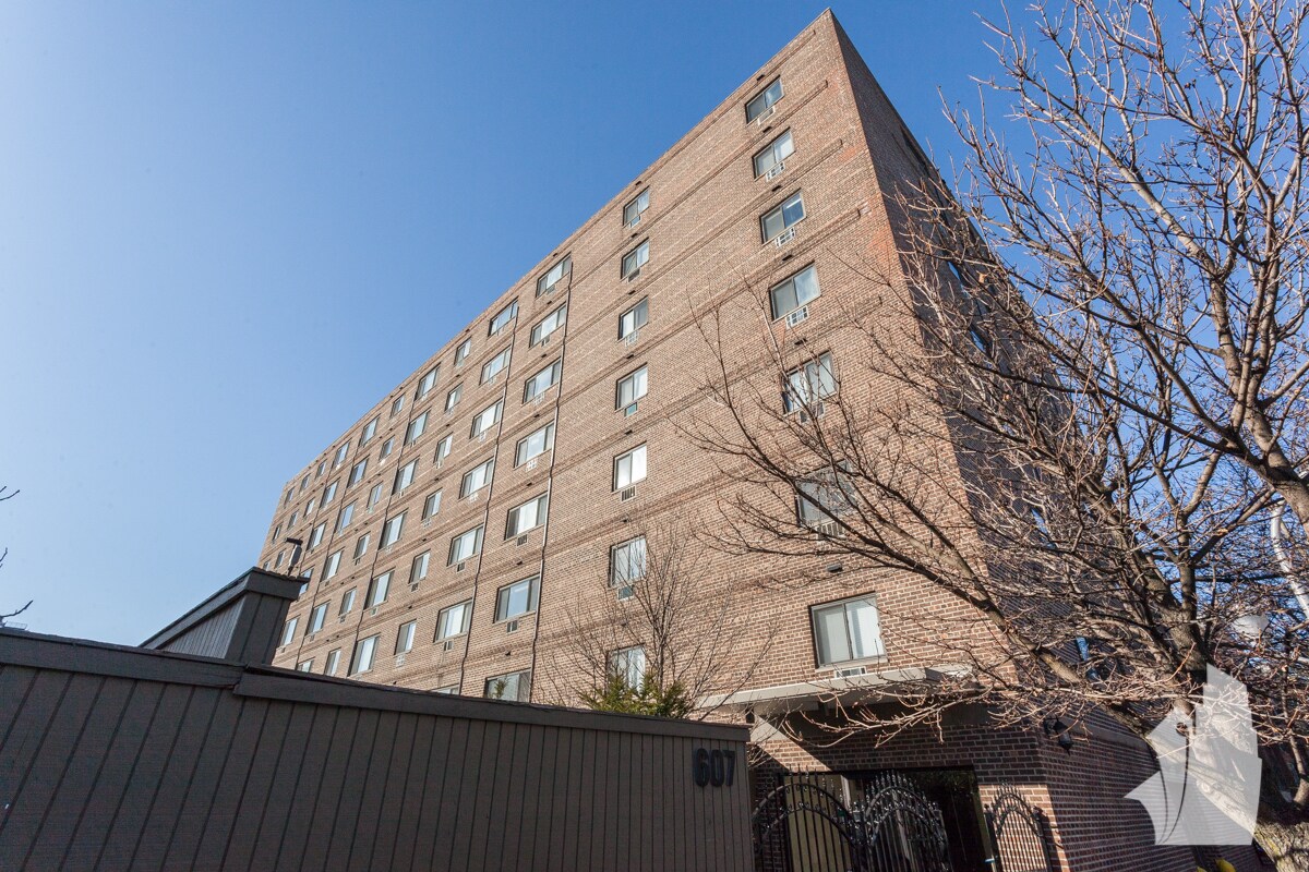 Building Photo - 607 W Wrightwood Ave