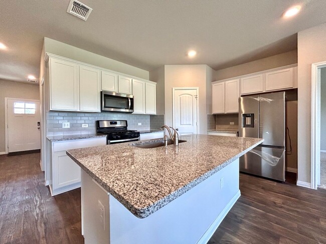 Building Photo - Beautiful 3/BR 2/BA Home with Upgraded Kit...