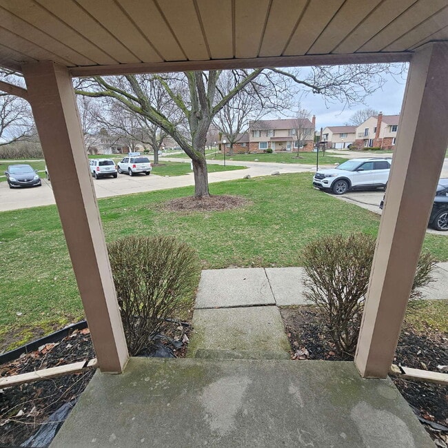 Building Photo - Updated 2 Bed Ranch Condo w/ Garage in Chesterfield, Prime Location