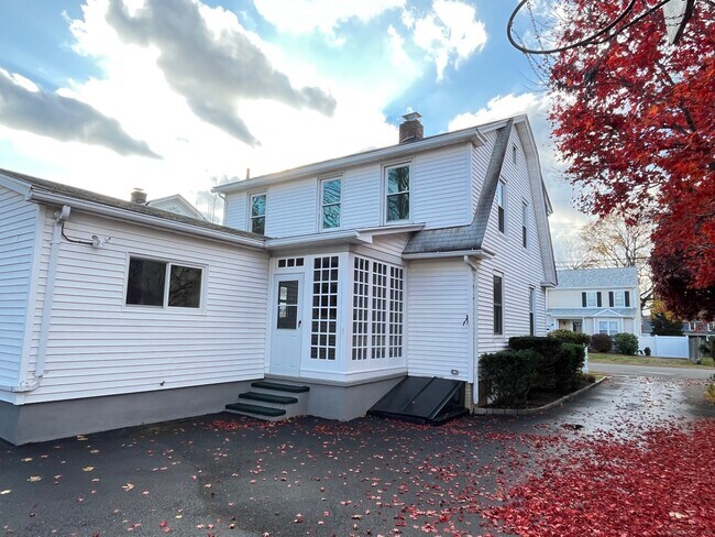 Building Photo - 35 Lindbergh St