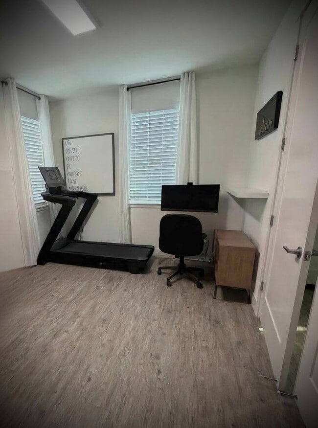 Building Photo - Luxury 4BR Home with Dual Side Yards, Putt...