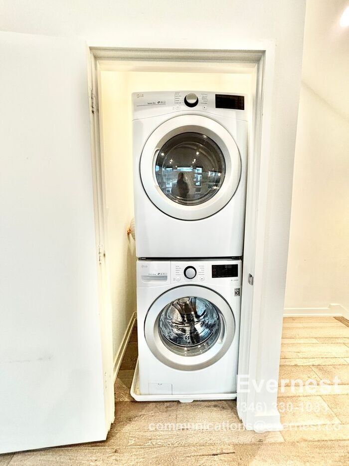 Building Photo - 2528 N Fitzhugh Ave