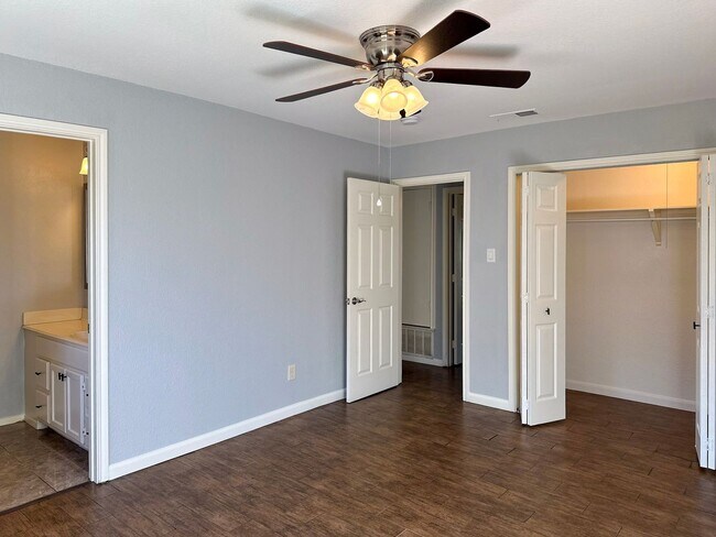 Building Photo - Lake Front 4 Bedroom / 2 Bath