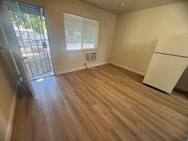 Building Photo - Remodeled Studio Near Sutter Park & Tower ...