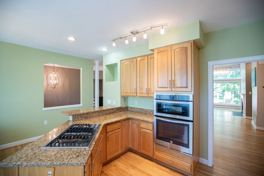 New appliances - gas cook top and microwave/oven combo - 4006 Dogberry Ln