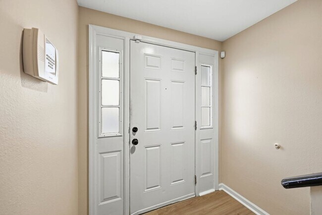 Building Photo - Modern 3BD, 2.5BA North Raleigh Townhome with Upgrades in a Prime Location Near Top Shopping, Din...
