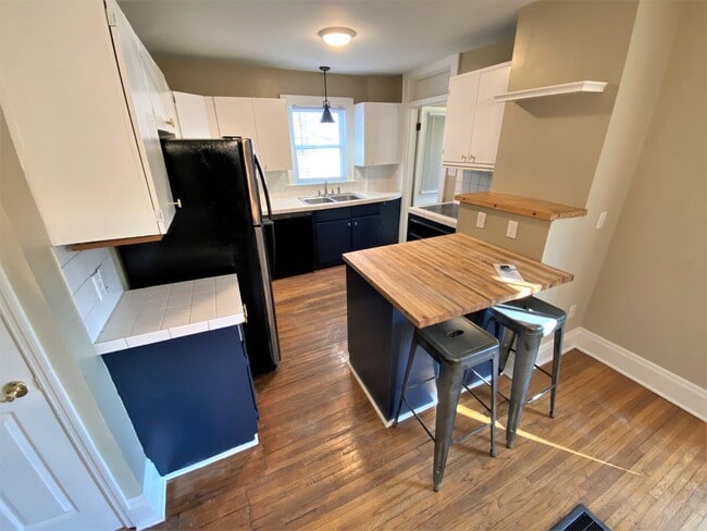 Building Photo - 3 Bedroom House - Grandview Area