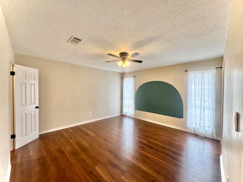 Building Photo - 3301 John Hancock Rd