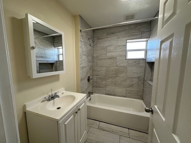 Building Photo - Beautifully Remodeled 2 Bed 1 Bath House