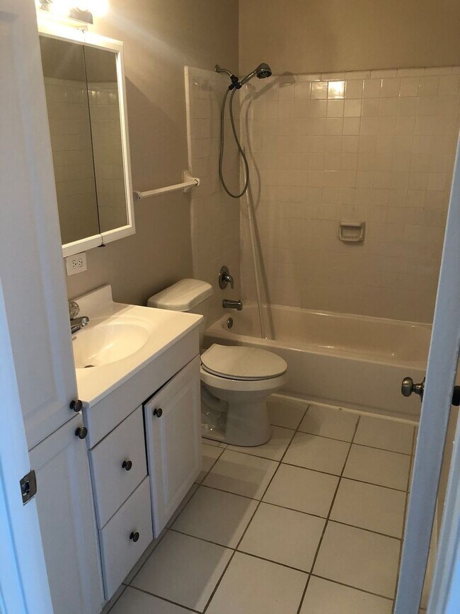 Building Photo - 2 Bed 1.5 Bath Townhome Located in Jacksonville Beach - Fenced in Yard!