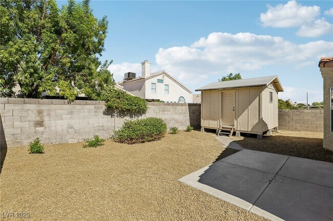 Building Photo - 7400 Queen Palm Dr