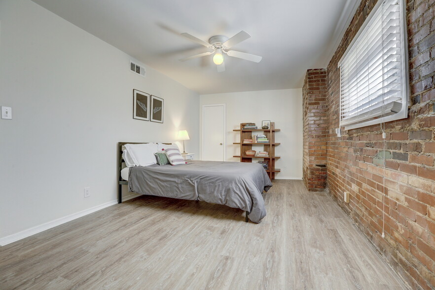Building Photo - 352 5th Street NE