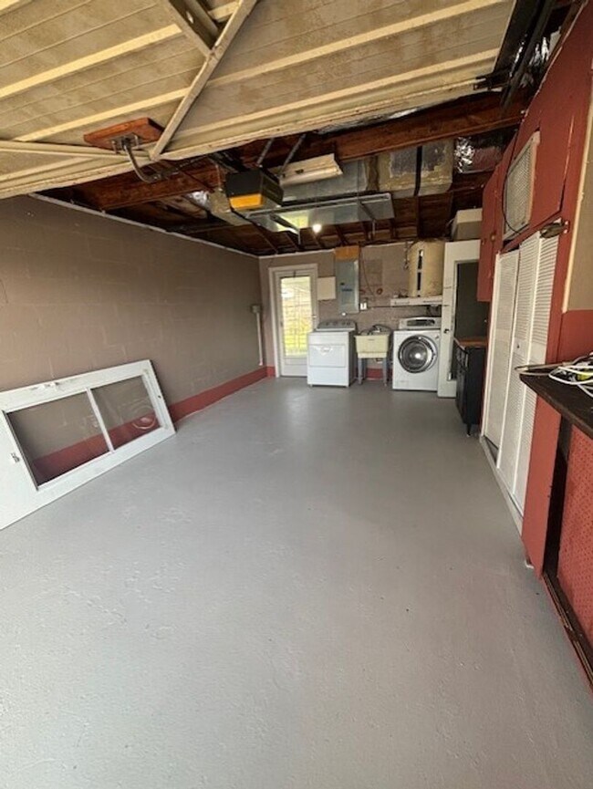 Building Photo - 2/1 available now!