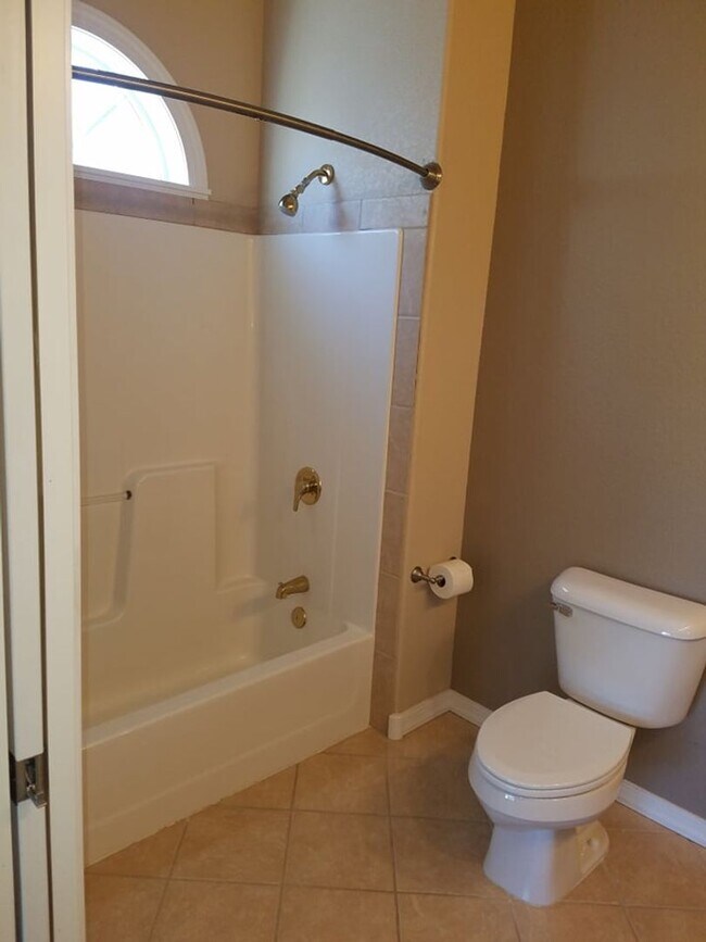 Building Photo - Beautiful Townhouse with Magnificent City Views.