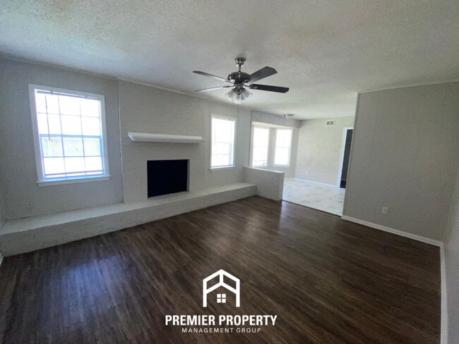 Building Photo - 3999 Hanna Dr