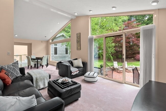 Building Photo - 32 Countryside Rd