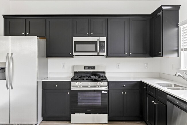 Building Photo - 5044 Highwood Dr