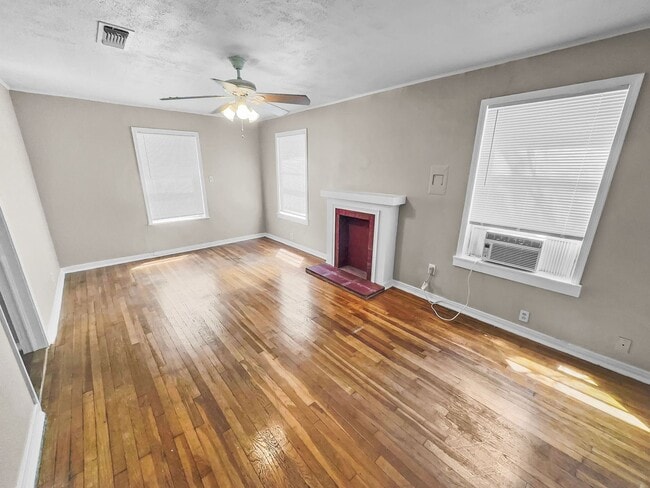 Building Photo - Ridglea West Home with Hardwood Floors & F...