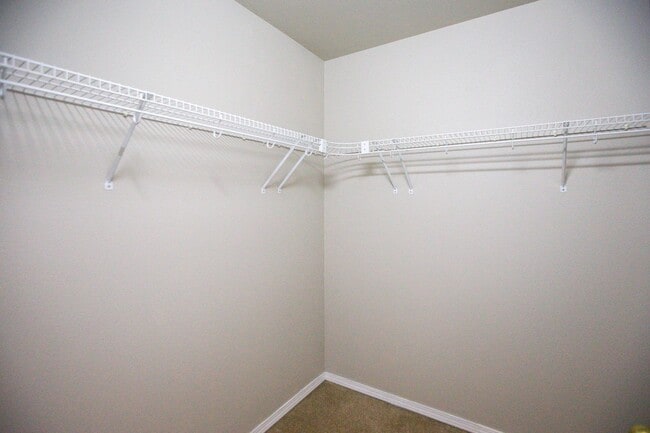 Building Photo - 3 Bedroom Town Home Close to Nike Available !