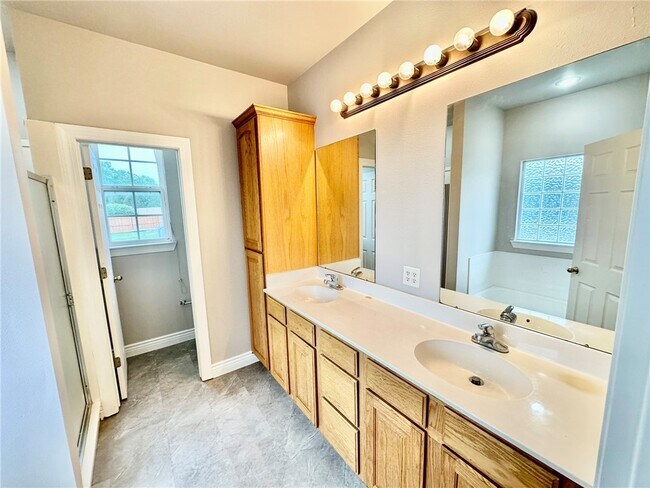 Building Photo - 2846 Eaglecrest Cir