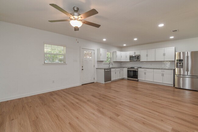 Building Photo - 5880 Beech Dr