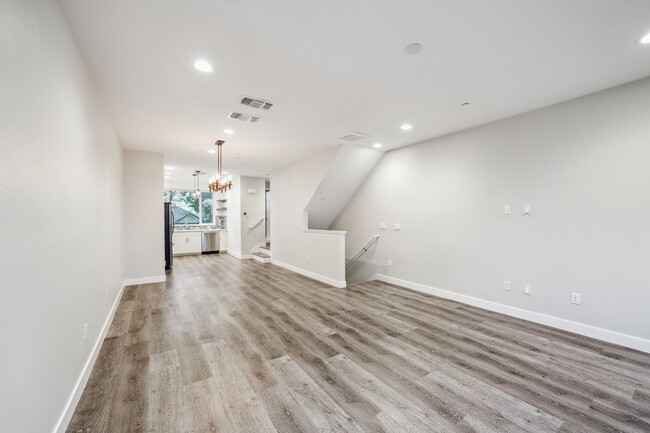 Building Photo - 3 Bedroom Townhome in Oakland