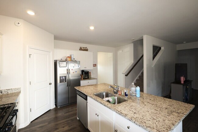 Building Photo - 7001 Batten Ct