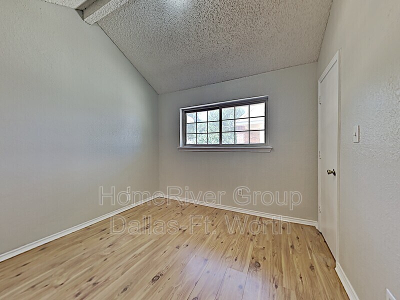 Building Photo - 2510 Valley View Dr