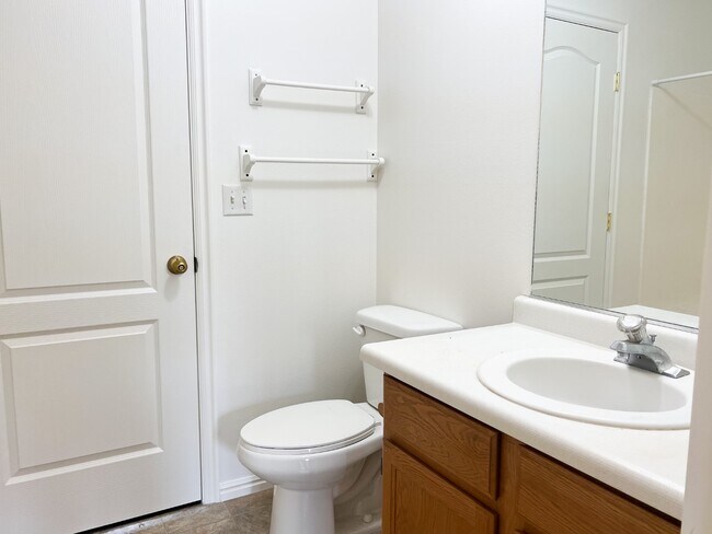 Building Photo - 12 Fairway Ln