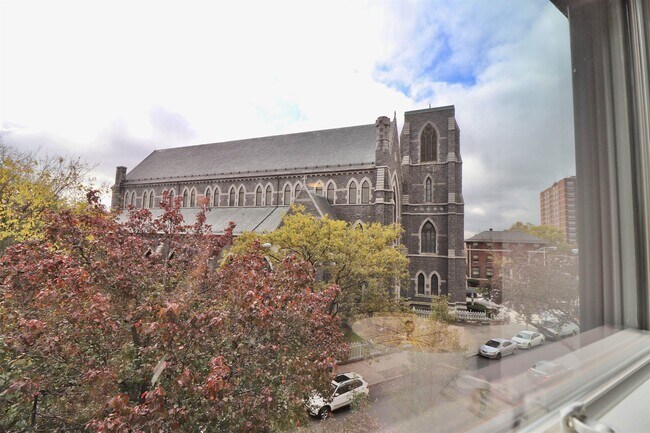 Building Photo - 820 Grand St