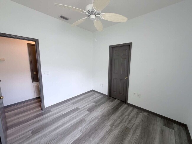 Building Photo - 1065 Viewpoint Way
