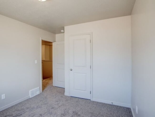 Building Photo - 858 N Old Fort Dr