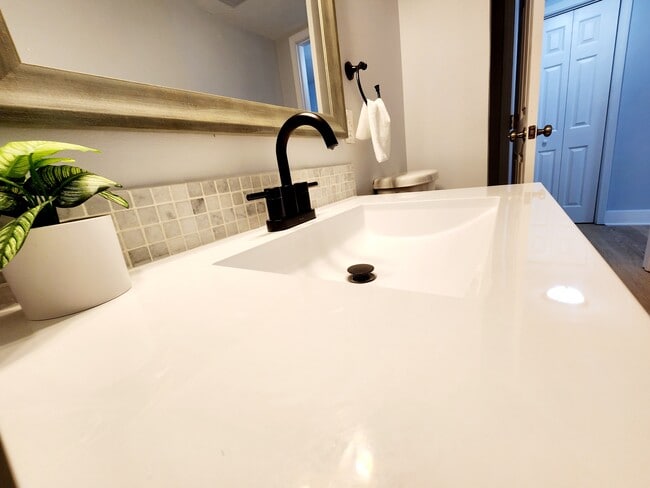 Building Photo - 213 Starlight Dr