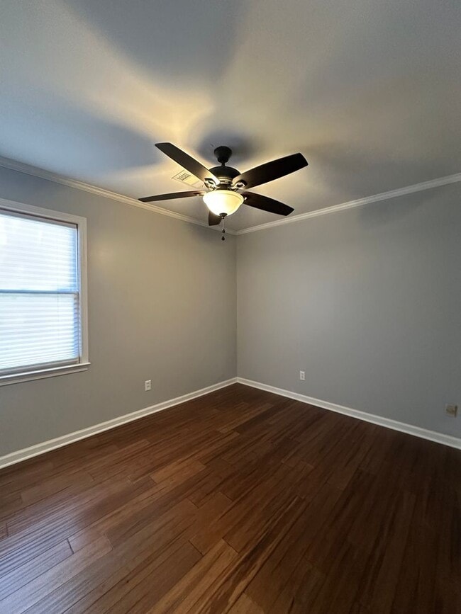 Building Photo - 3 Bedroom, 2 bathroom house on the Eastside, move-in ready