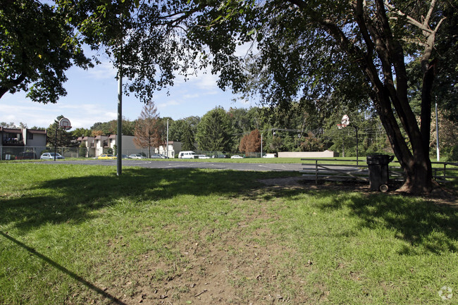 Building Photo - Country Commons Apartments