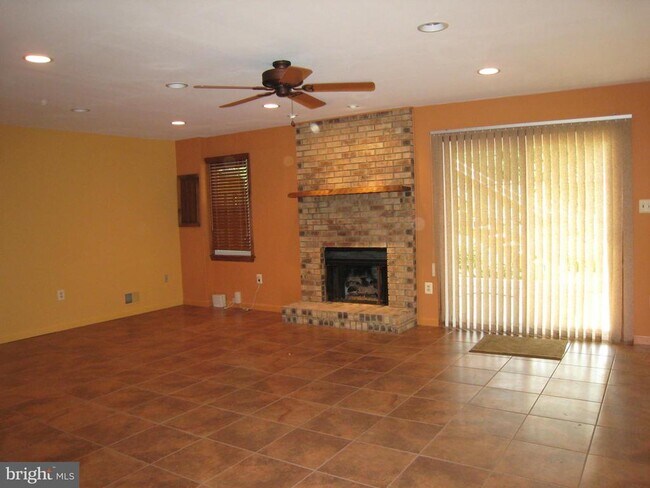 Building Photo - 4535 Sawgrass Ct