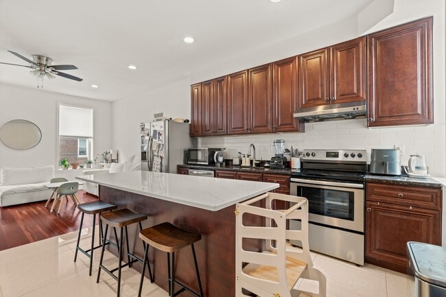 Primary Photo - 1521 Tasker St