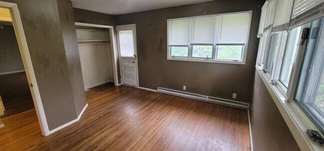 Building Photo - Duluth MN 5-bedroom - 2-bath - single fami...
