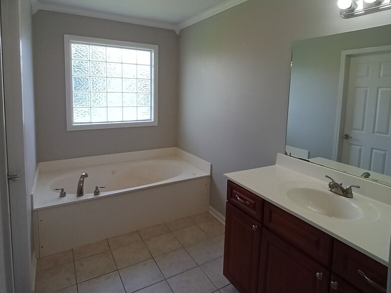 Building Photo - 162 Romie Dr