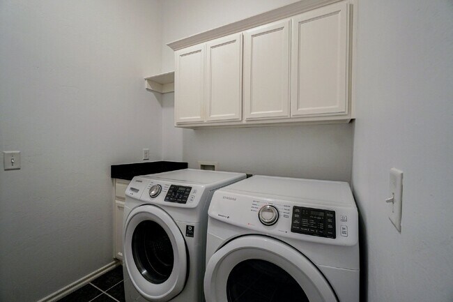 Building Photo - 3900 Sierra Vista Way